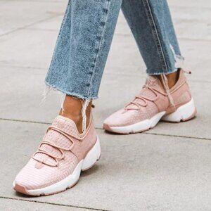 AVRE Infinity Glide in Blush and White Sneakers size 7.5 NEW